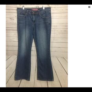 ⬇️ $20 Levi’s 518 Jeans Mid Rise Size 9 Slim